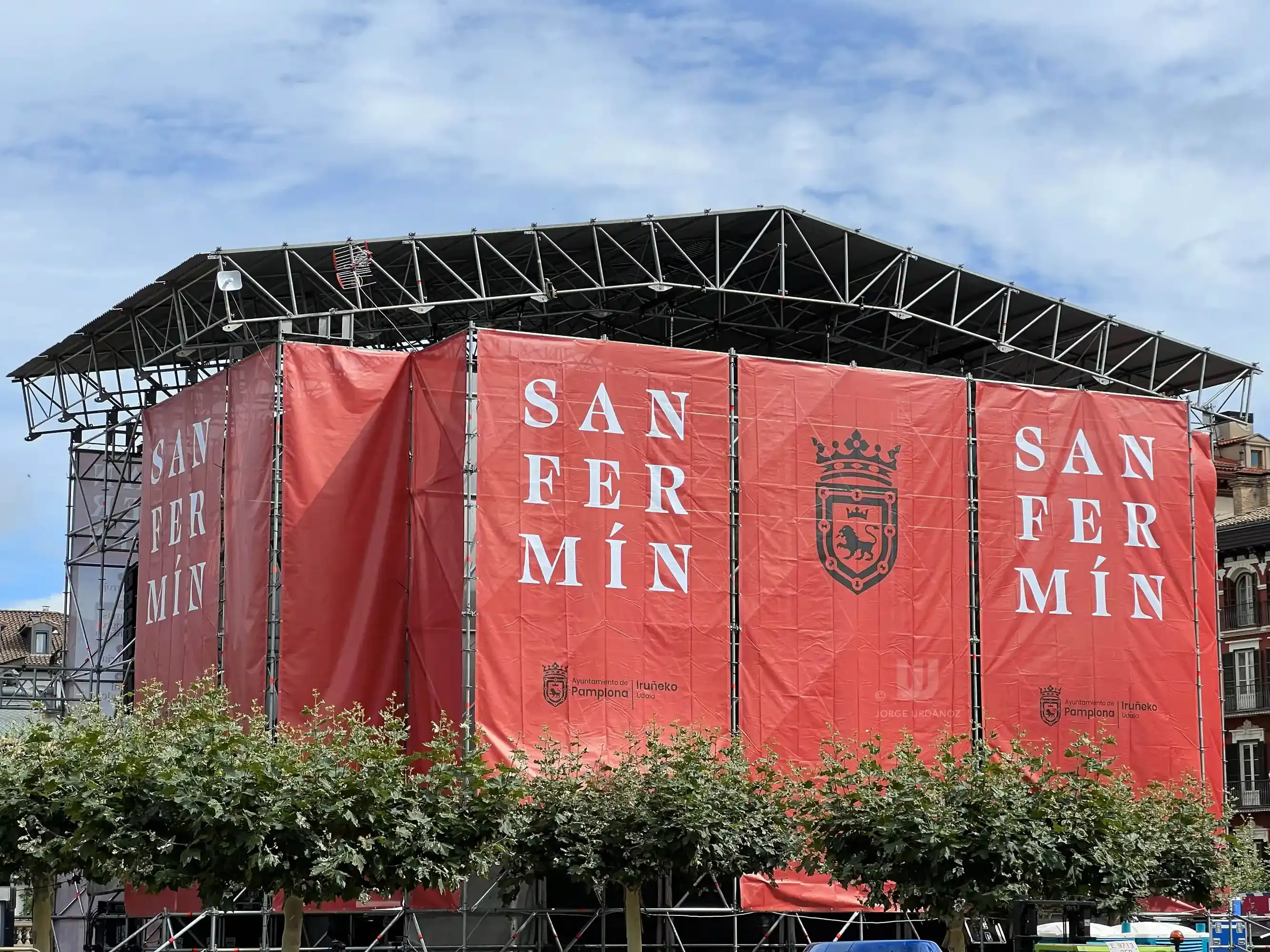Dis 010 A Lona Escenario San Fermin Jorge Urdanoz